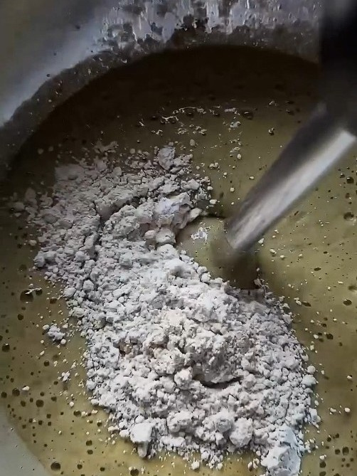 Pistáciový banánový koláč s matchou a lesním ovocem