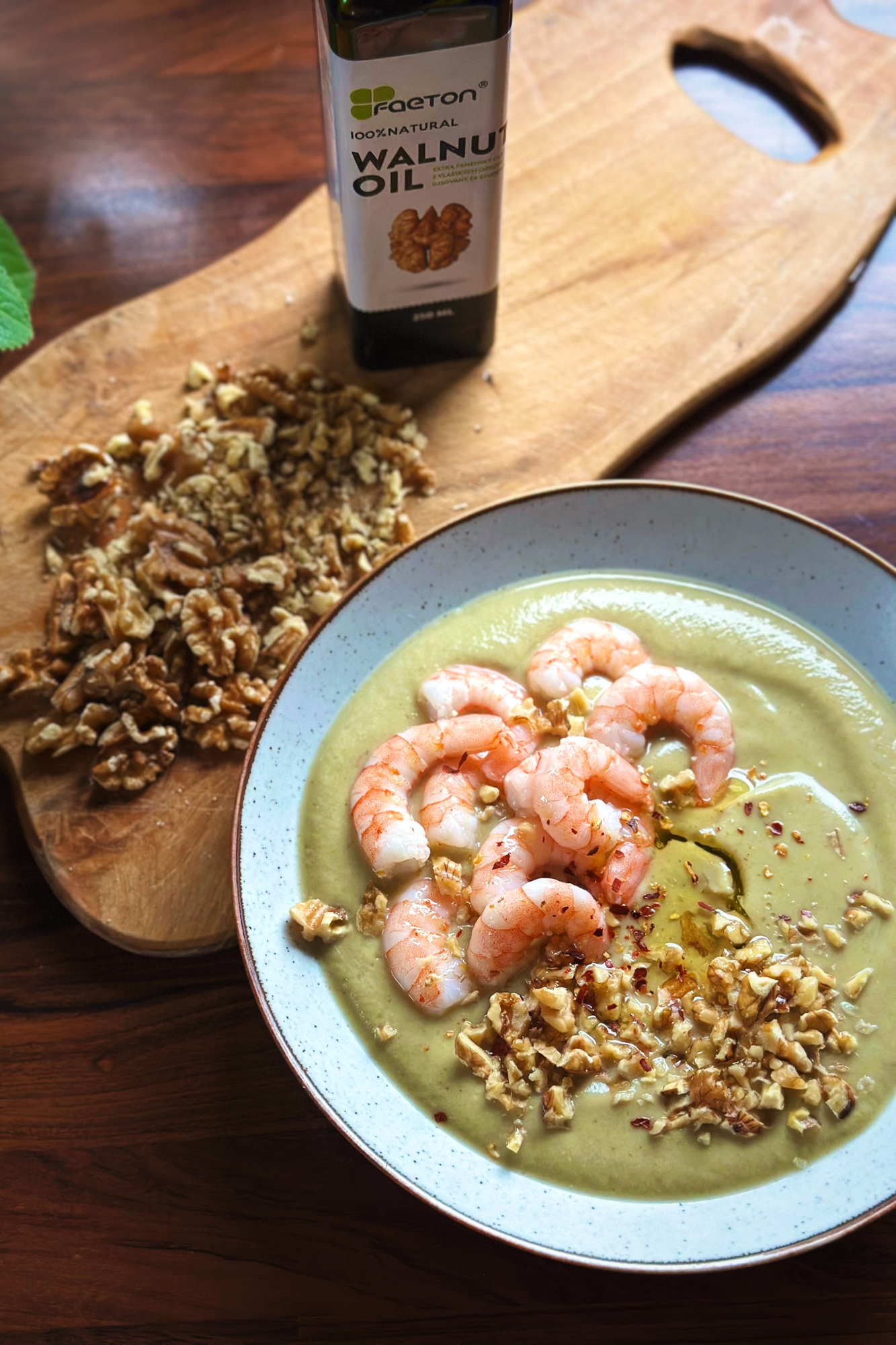Recept na krémovou polévku s krevetami a vlašskými ořechy