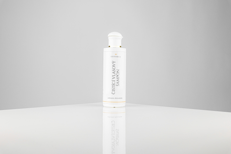 Čistící vlasový šampón