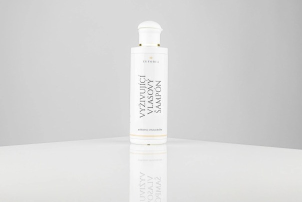 Vyživující vlasový šampón