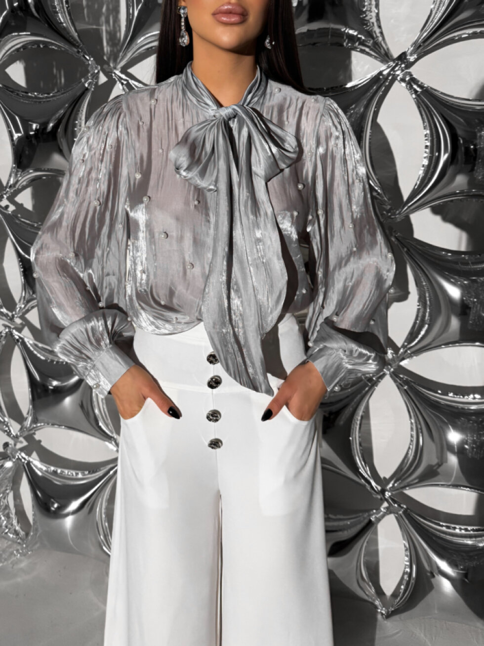 Šedá elegantní halenka SOLITHRA s perlami