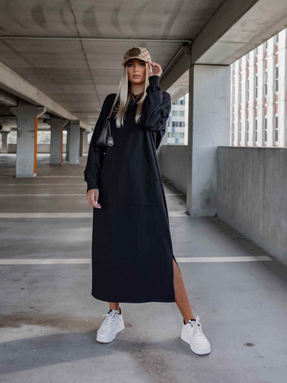 Černé dlouhé mikinové šaty INTEREST s kapucí