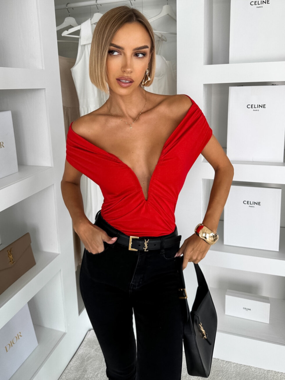 Červené společenské body AIBARA s výstřihem