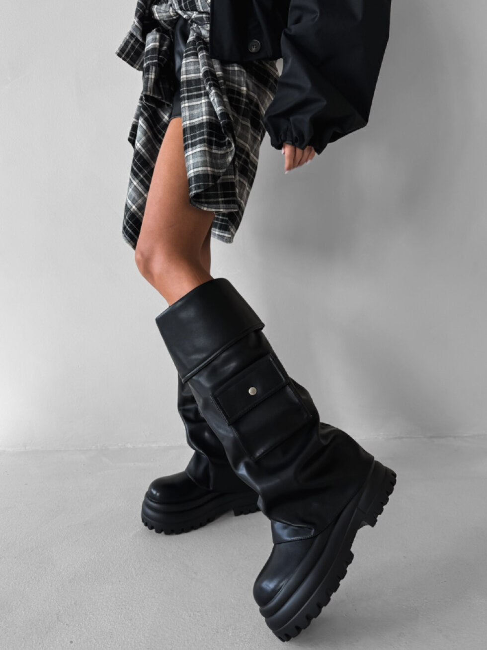 Černé stylové koženkové kozačky ELVIO na platformě