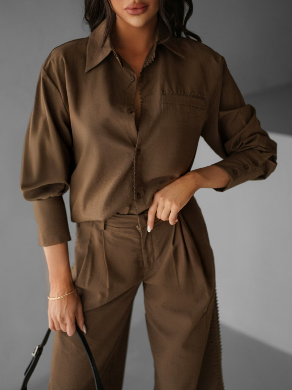 Hnědá elegantní pohodlná košile BOBBIE