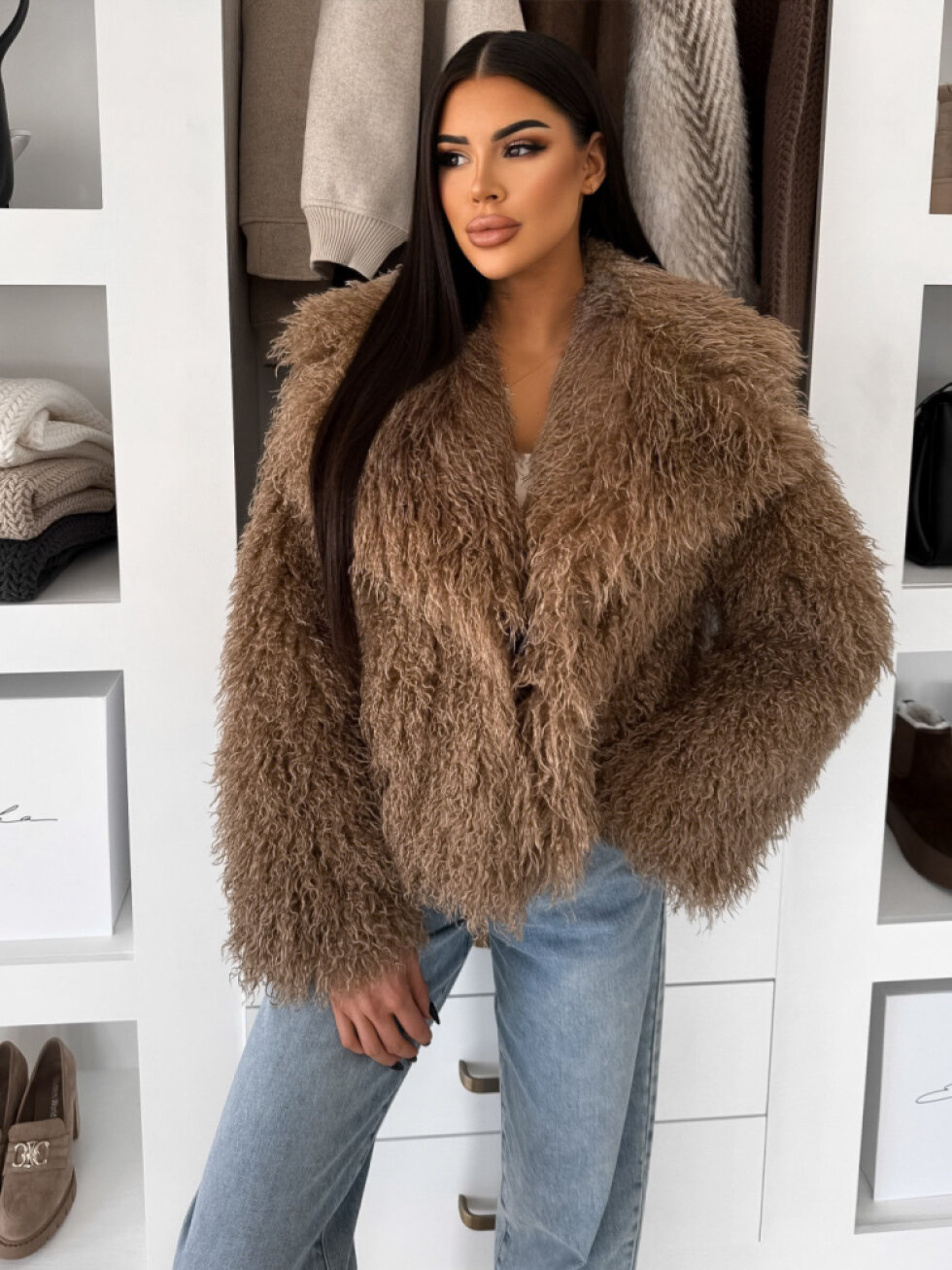 Hnědý kožešinový vlnitý faux fur kabátek FURLA
