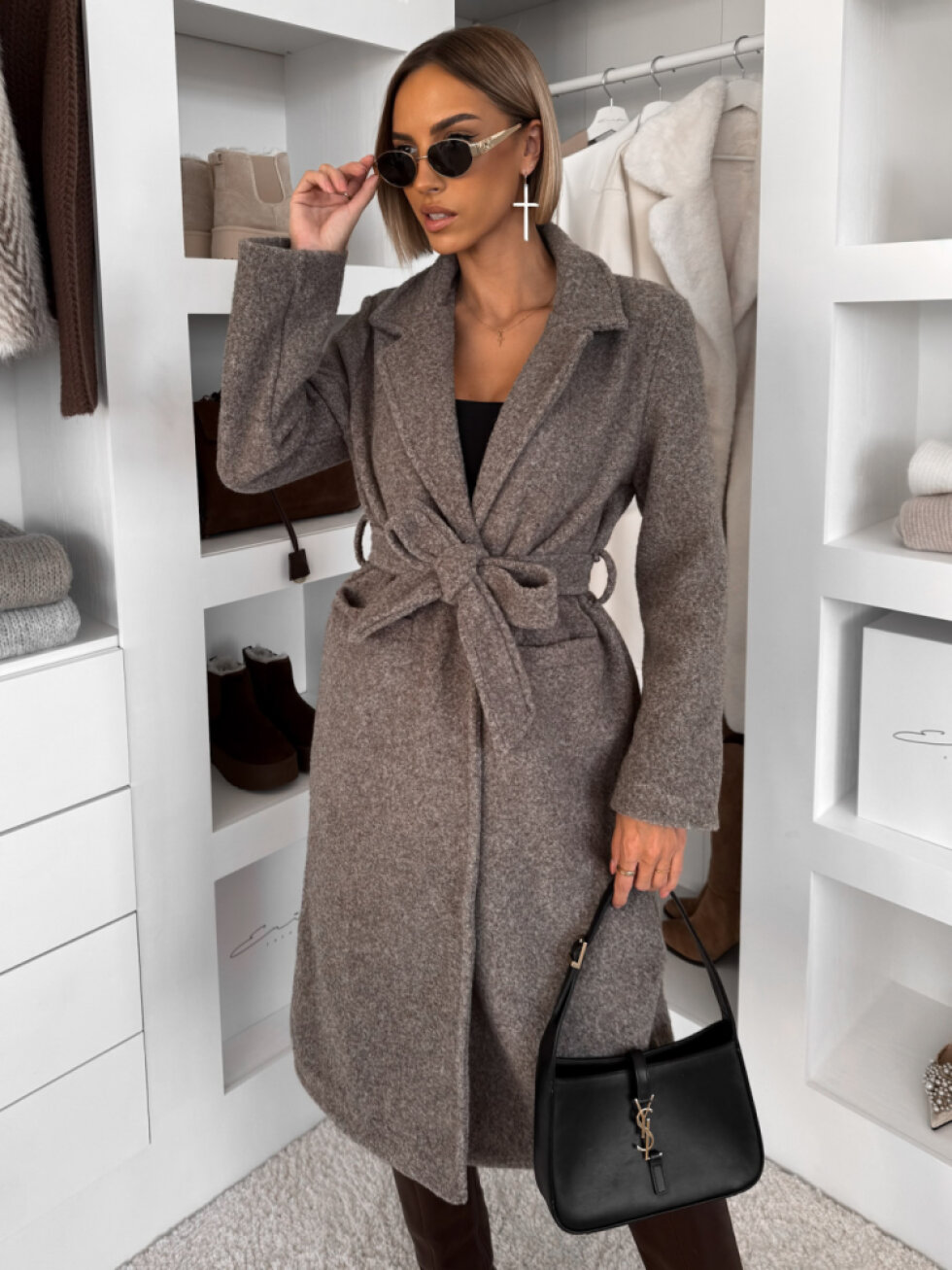 Šedý dlouhý elegantní kabát CAMNIRA s páskem