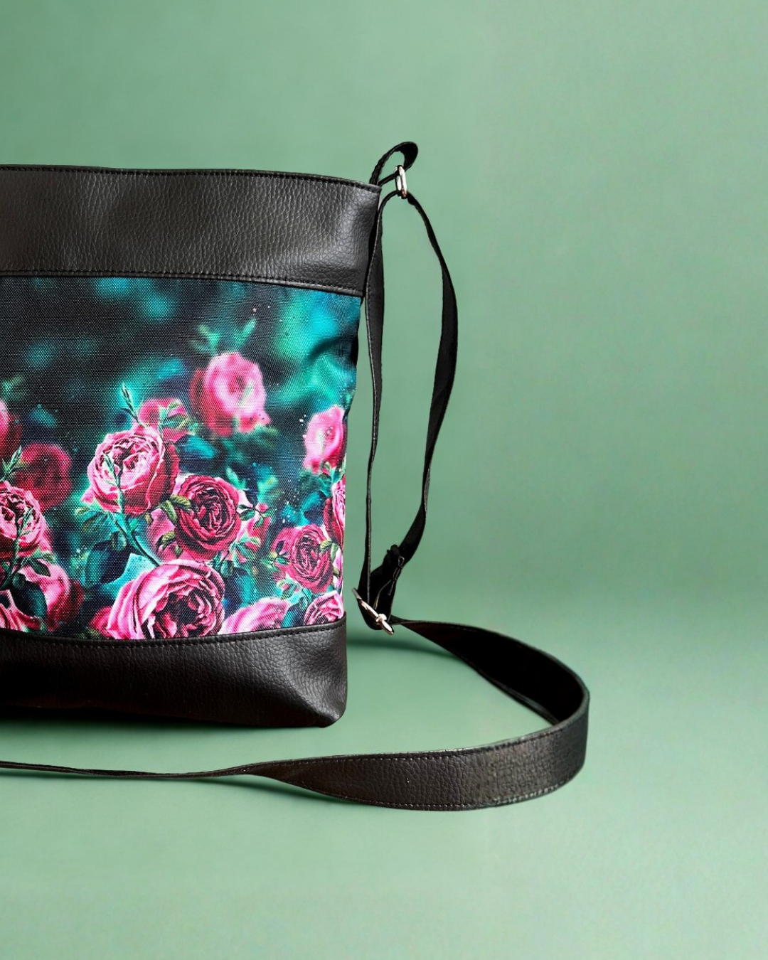 Smaragdově magická v pohybu: kabelky a batohy, které Vám uvolní ruce a přidají šmrnc (i v práci)