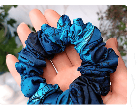 Úzká scrunchie gumička - Máky v královské modré