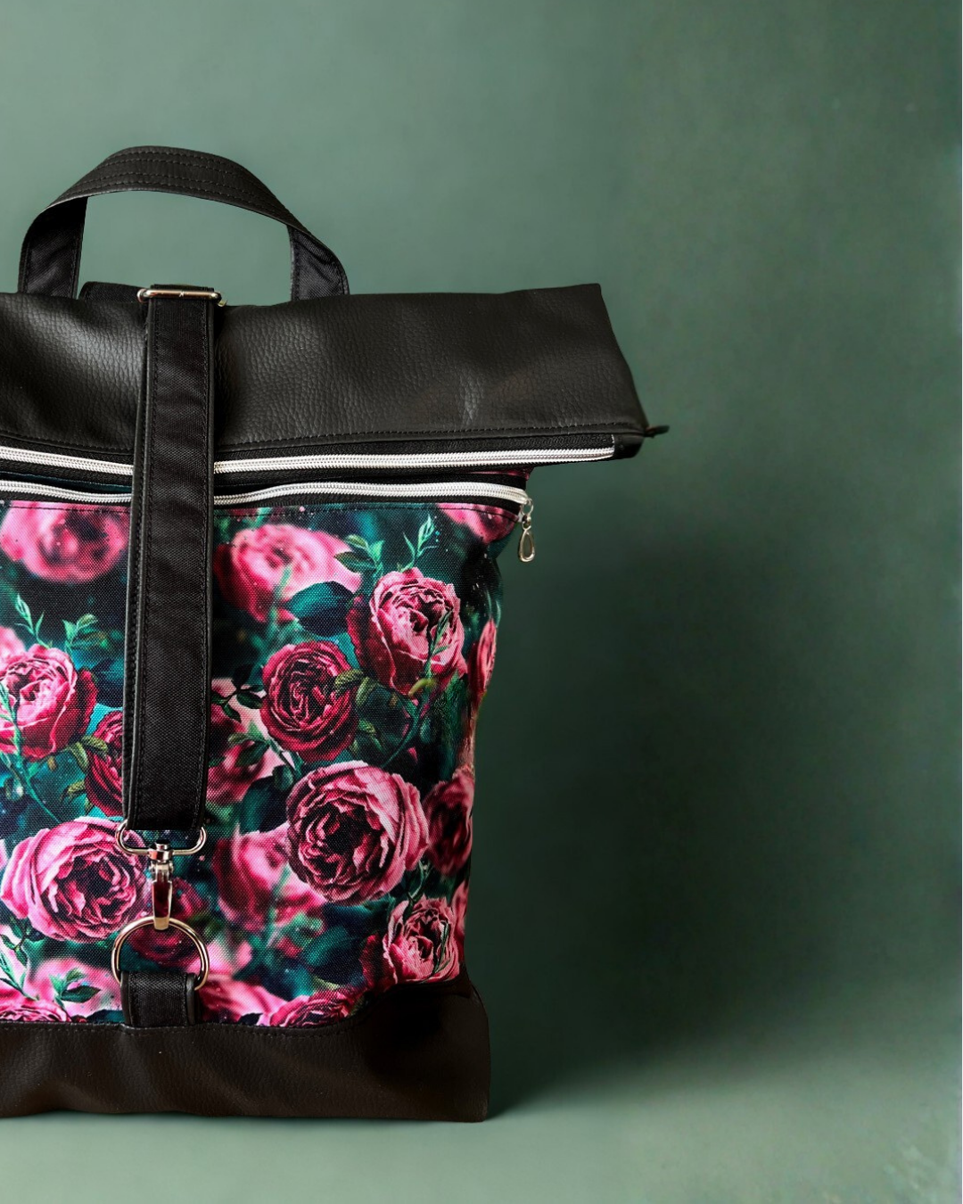 Smaragdově magická v pohybu: kabelky a batohy, které Vám uvolní ruce a přidají šmrnc (i v práci)