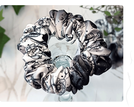 Bohatá scrunchie gumička - Černobílé máky