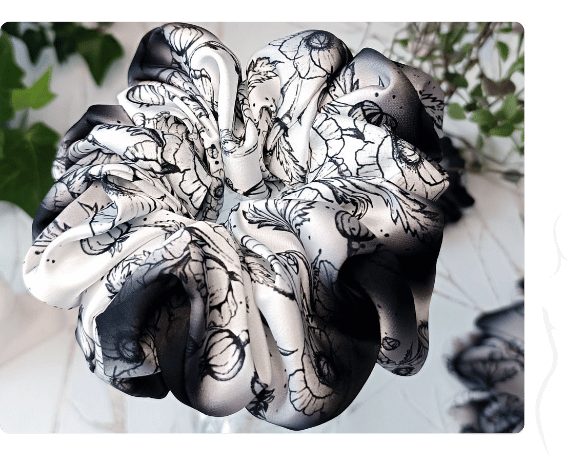 Bohatá scrunchie gumička - Černobílé máky