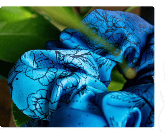 Bohatá scrunchie gumička - Máky v královské modré