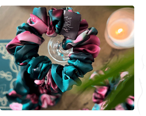 Úzká scrunchie gumička - Smaragdově magická