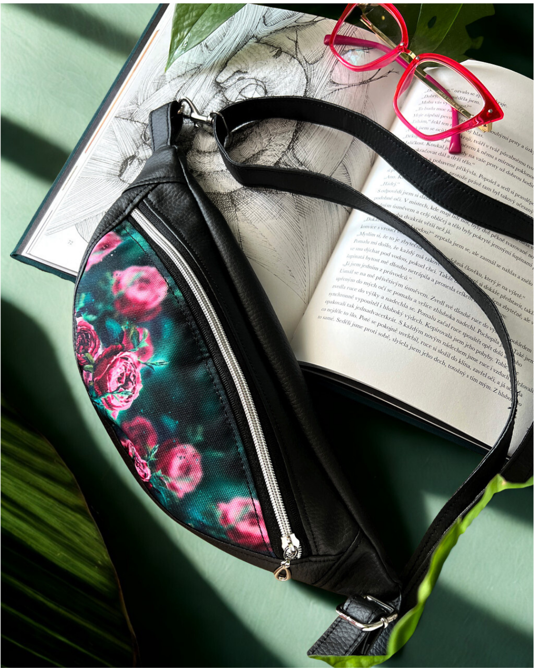 Smaragdově magická v pohybu: kabelky a batohy, které Vám uvolní ruce a přidají šmrnc (i v práci)