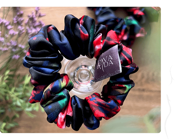 Střední scrunchie gumička - Nespoutaná modro-černá