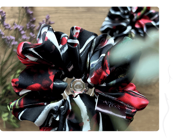 Střední scrunchie gumička - Nespoutaná černo-bílá