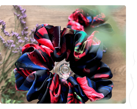 Střední scrunchie gumička - Nespoutaná modro-černá