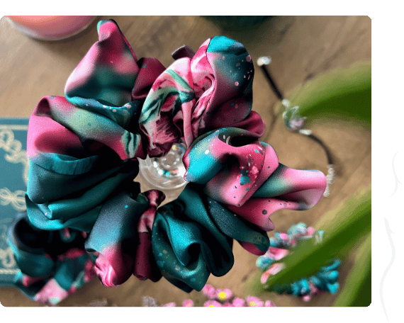 Úzká scrunchie gumička - Smaragdově magická