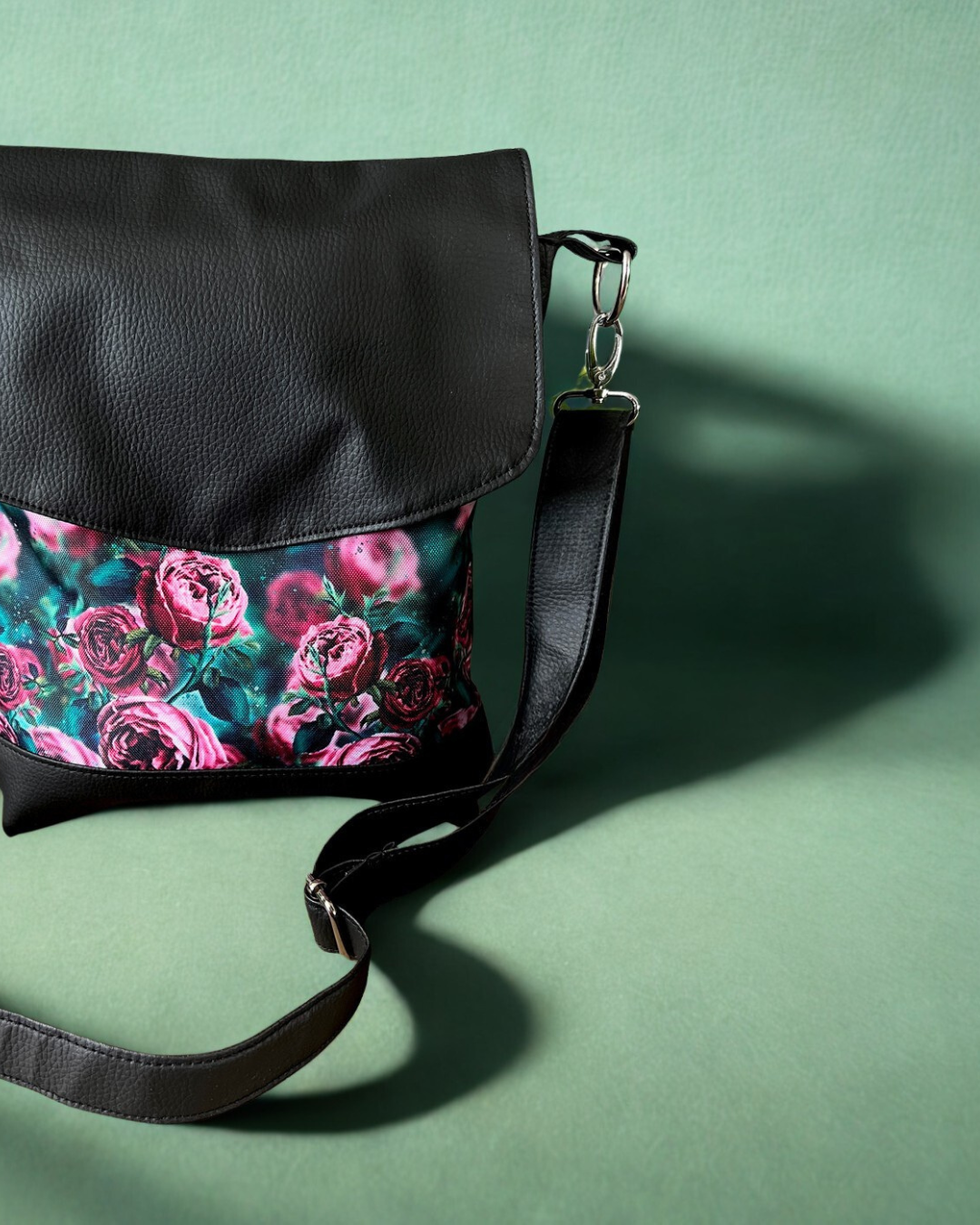 Smaragdově magická v pohybu: kabelky a batohy, které Vám uvolní ruce a přidají šmrnc (i v práci)