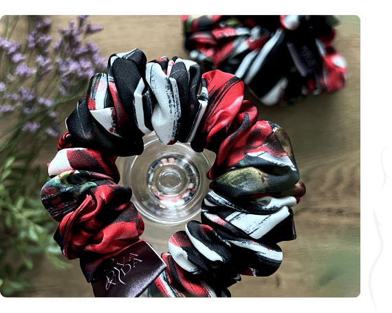 Střední scrunchie gumička - Nespoutaná černo-bílá