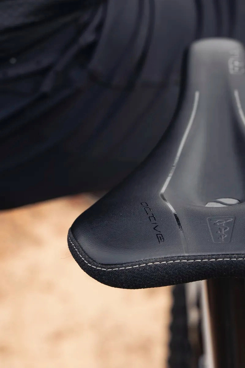 Sedlo 614 Ergowave active 2.1 Carbon (gravel)