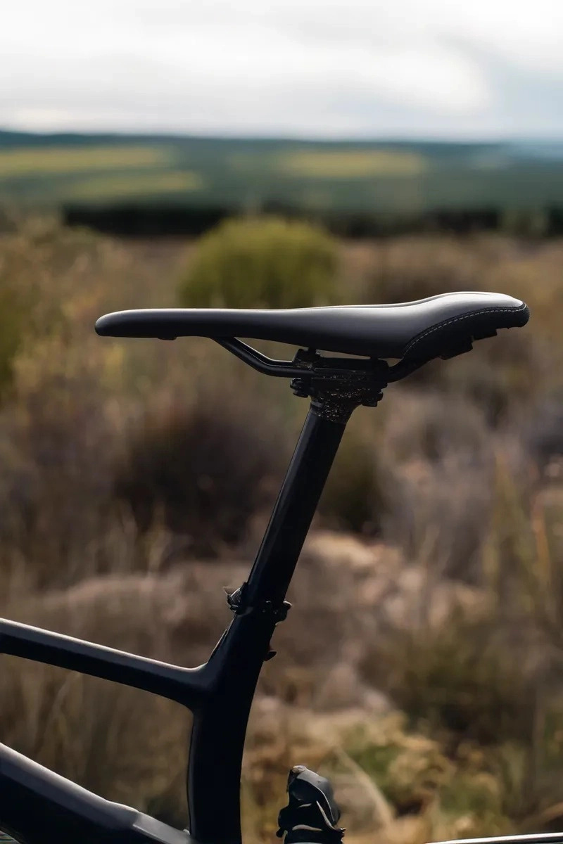 Sedlo 614 Ergowave active 2.1 Carbon (gravel)