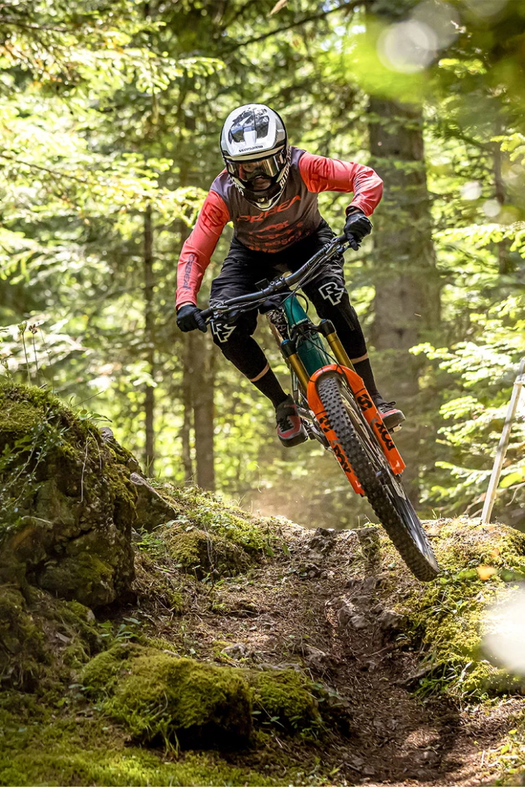 Jak vybrat horské elektrokolo? Kompletní průvodce pro jezdce, kteří chtějí vědět víc.