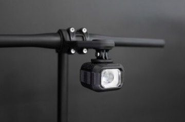 Přední světlo Moon Titan Mini 700 lumenů černé