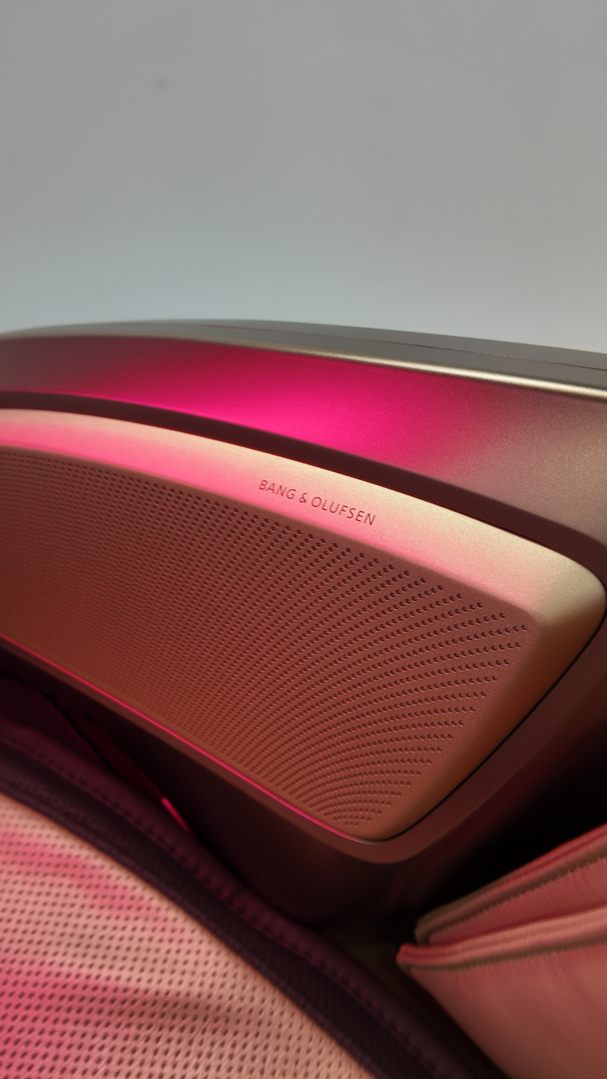 Masážne kreslo BODYFRIEND QUANTUM Beauty Capsule ma audio systém Bang & Olufsen