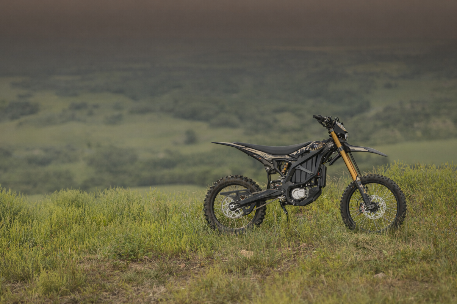 Surron Ultra Bee HP – výkon 21 kW, max. rychlost 90 km/h