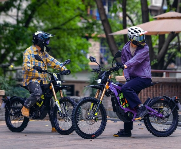 Sur Ron Light Bee L1e X COC - 8 kW, 75 km/h, 100 km dojezd