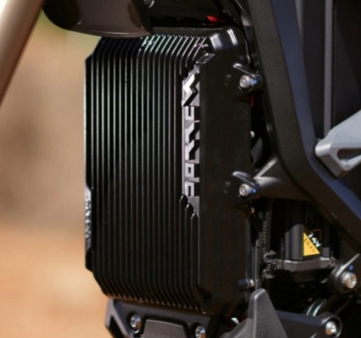 Surron Ultra Bee HP – výkon 21 kW, max. rychlost 90 km/h