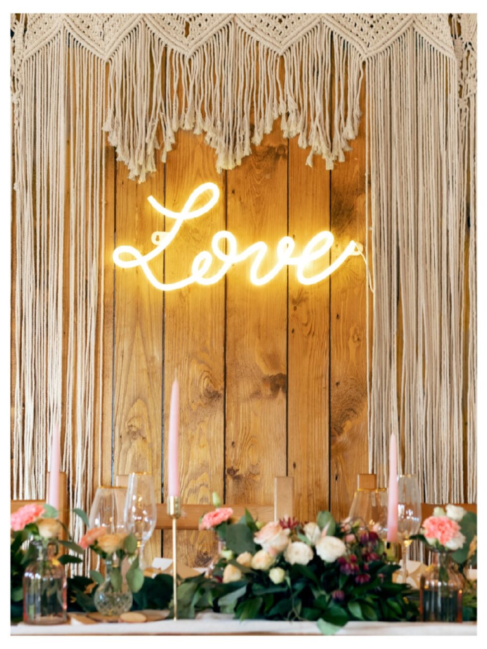 Neon nápis LOVE – světelná dekorace na svatbu