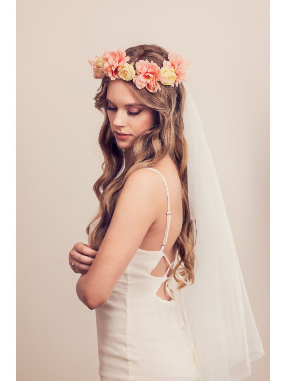 Čelenka s květinami a dlouhým závojem na rozlučku