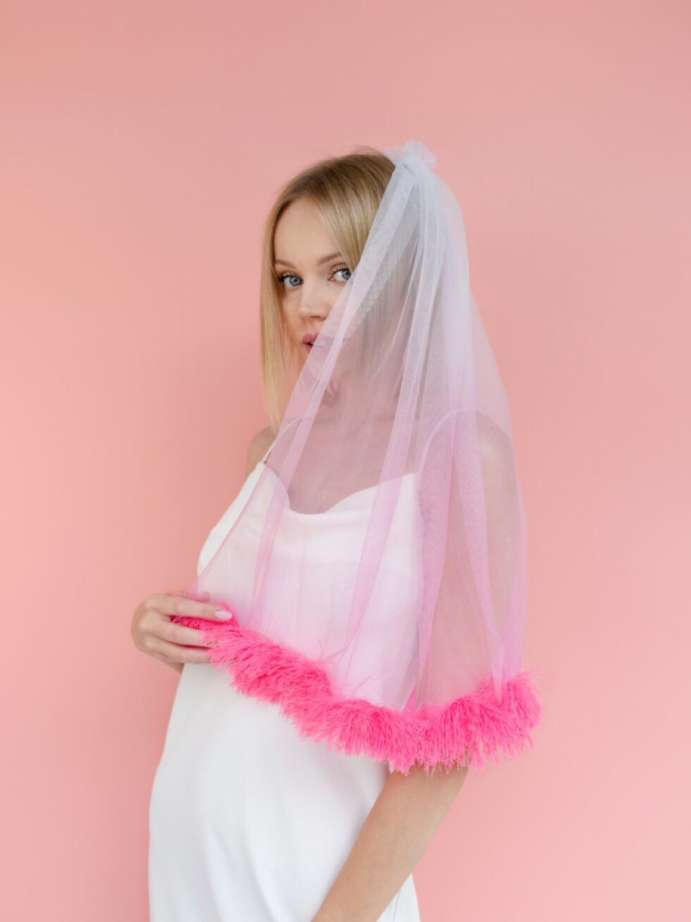 Ombre závoj s růžovými třásněmi – na rozlučku