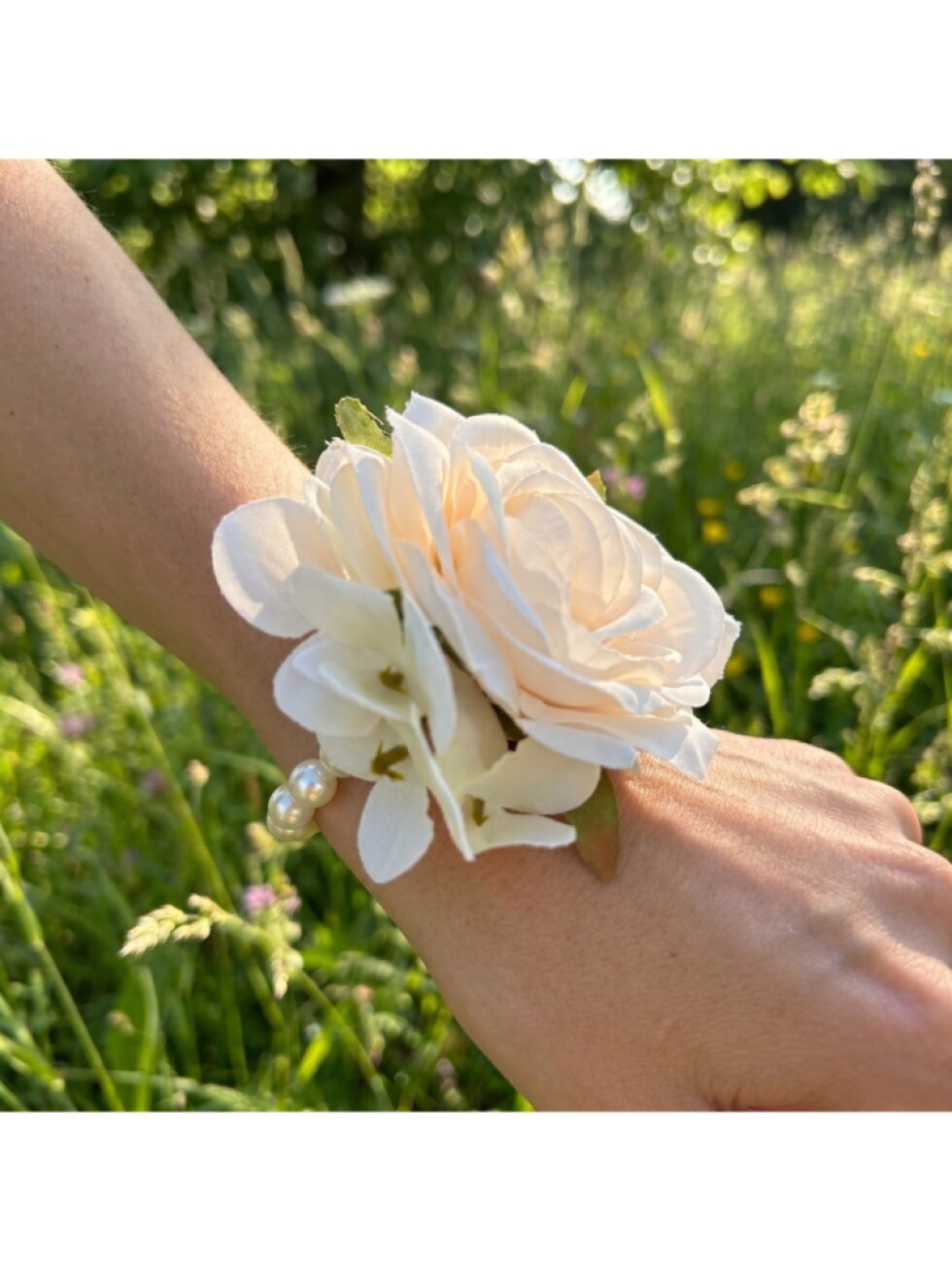 Elegantní květinová korsáž bílá s korálky