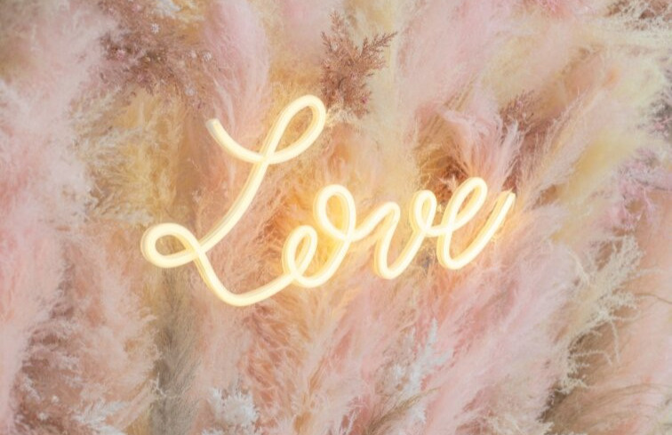 Neon nápis LOVE – světelná dekorace na svatbu