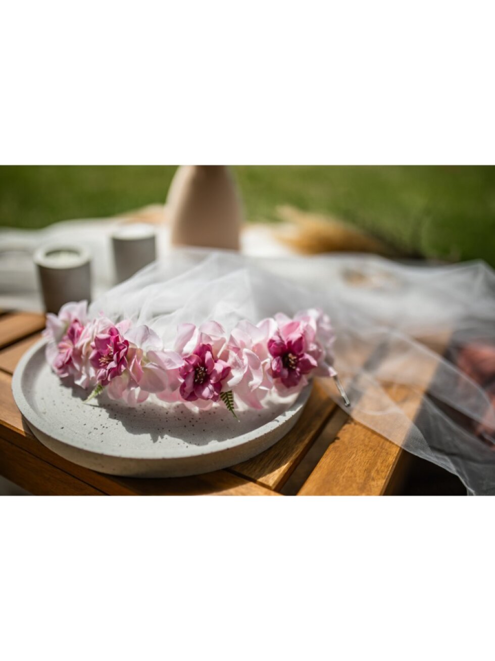 Bohatá čelenka s pinetkami