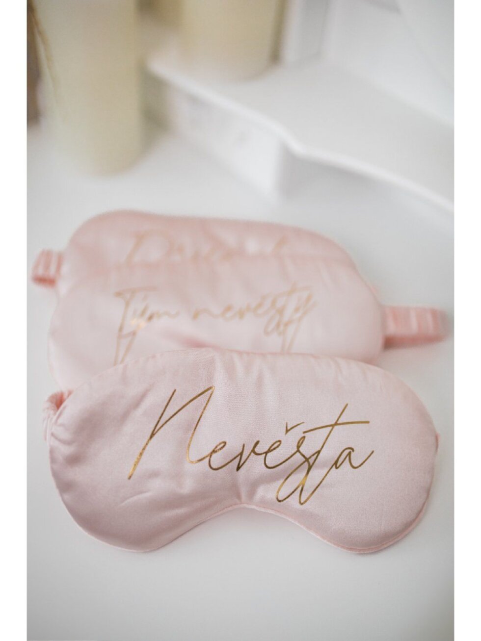 Světle růžová maska na oči pro nevěstu s potiskem