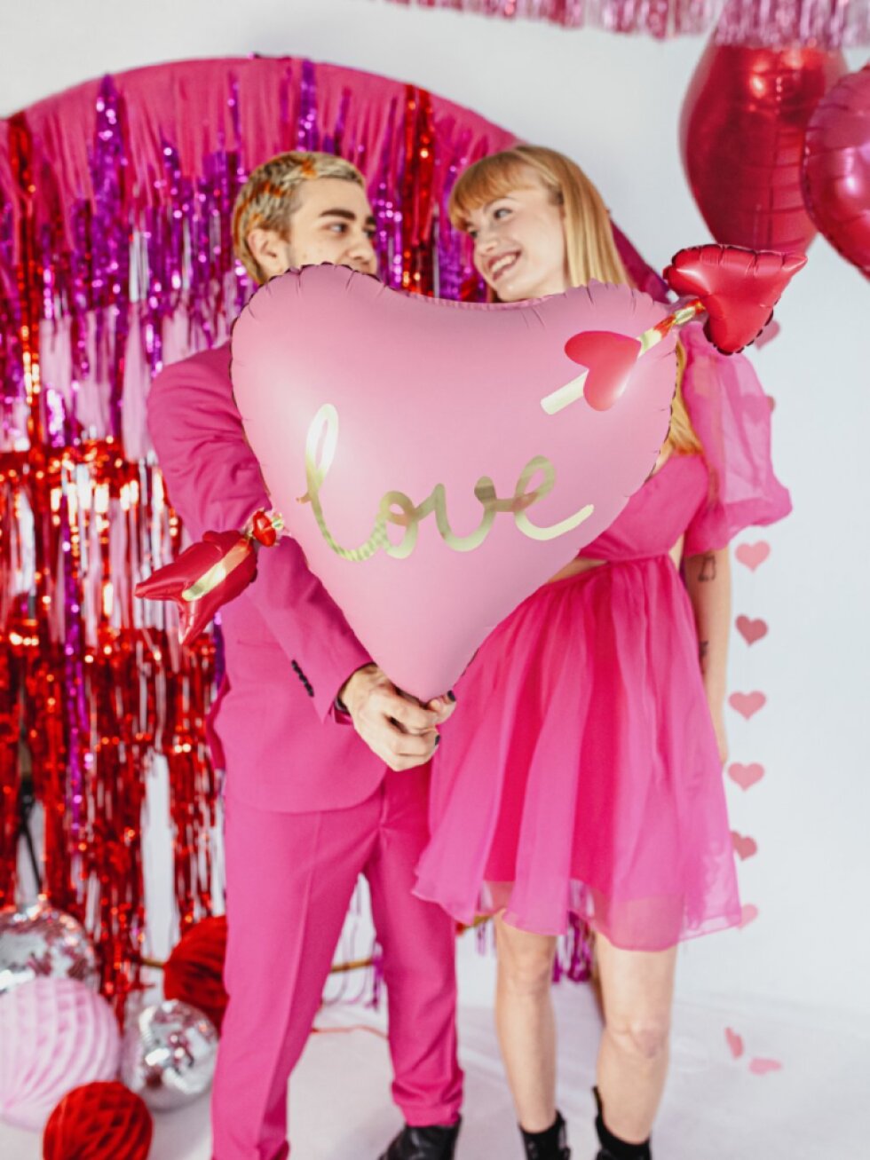 Fóliový balon srdce se šípem – 76 × 55 cm