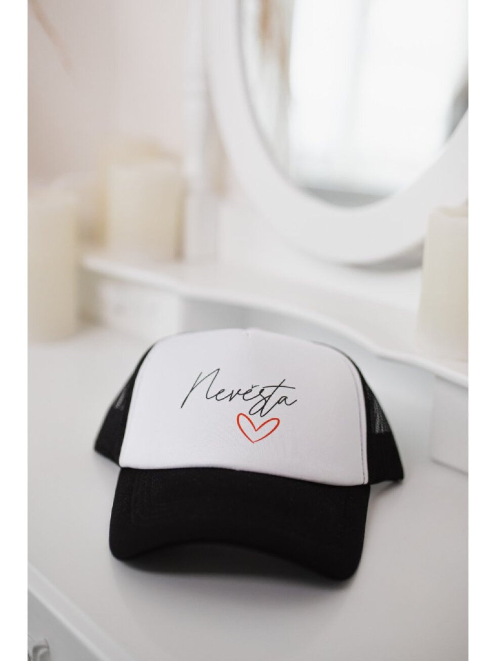 Černo-bílá kšiltovka - Nevěsta