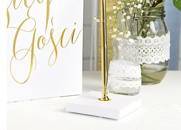 Zlaté pero – elegantní svatební doplněk