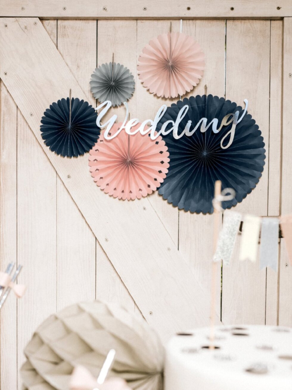 Rozety růžové a šedé – závěsná dekorace na oslavu