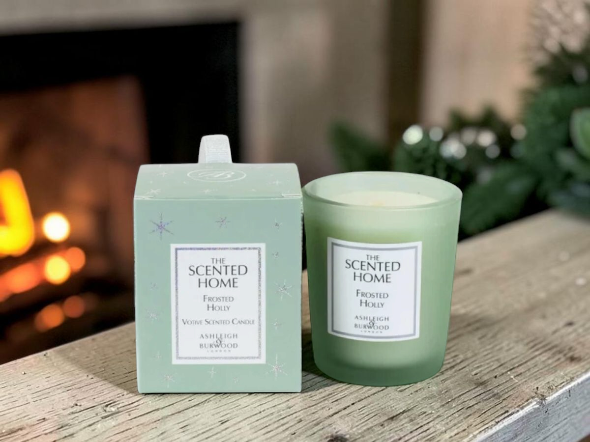 Vánoční vonná svíčka Frosted Holly 70 g – Ashleigh & Burwood