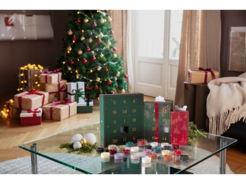 Yankee Candle Adventní kalendář 24 čajových svíček 24 × 9,8 g + svícen