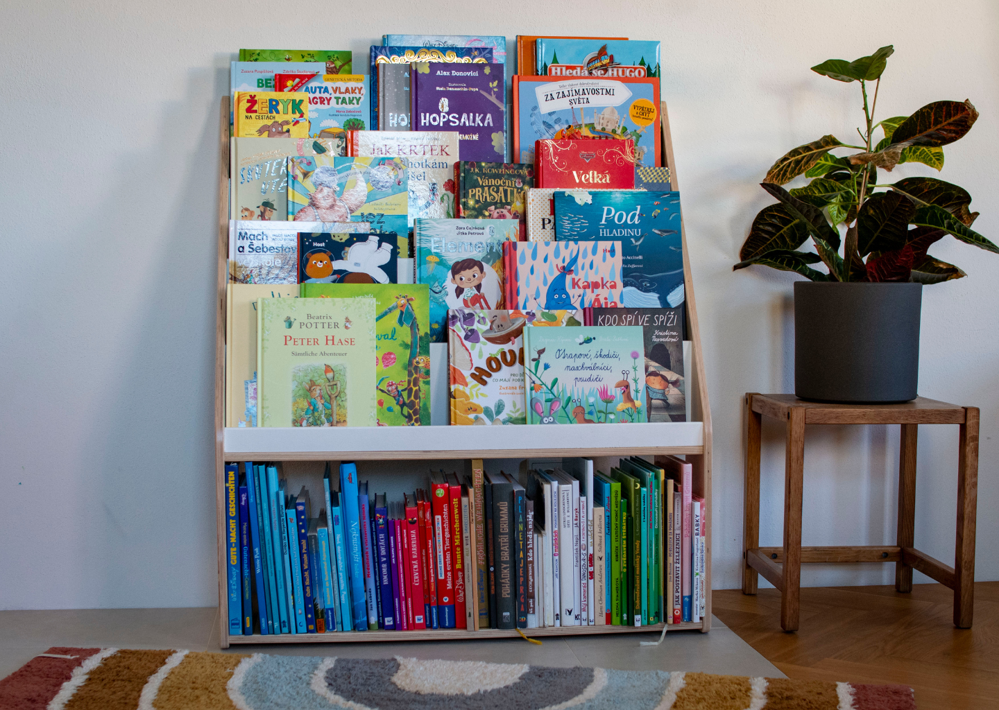 Dětská dřevěná montessori knihovna