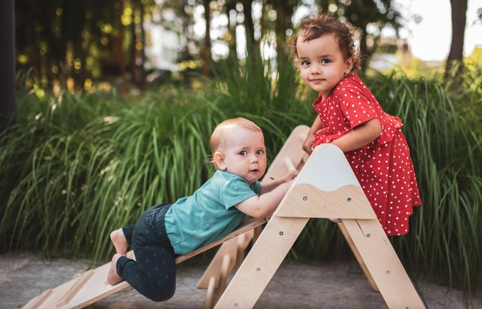 Hrubá motorika od narození: Proč je lezení důležitější než první kroky?