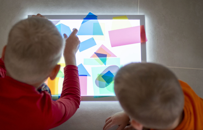 7 jednoduchých Montessori tipů, jak naučit děti barvy