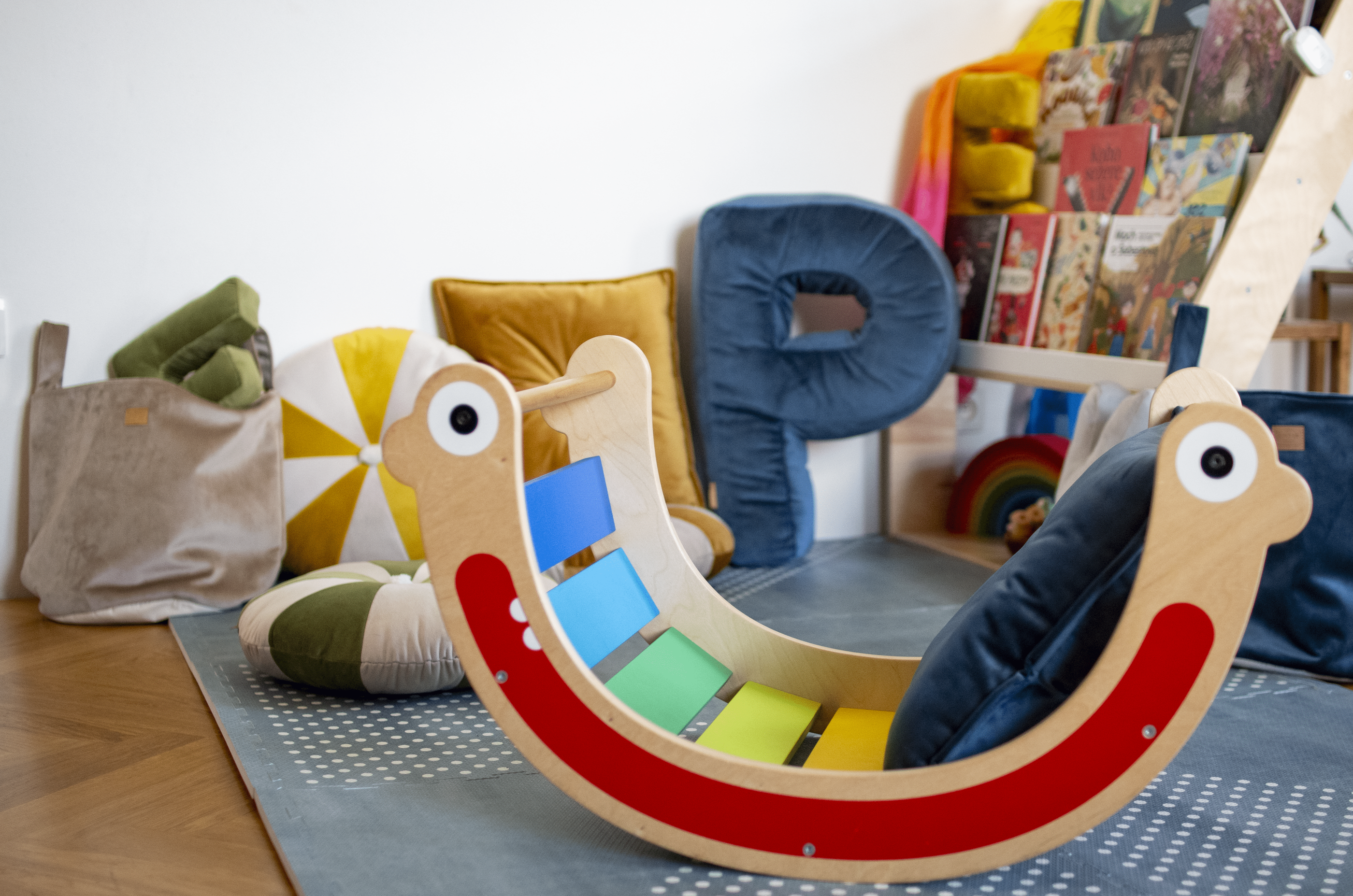 Montessori houpačka Spectra, útulný pokojíček pro děti, Utukutu